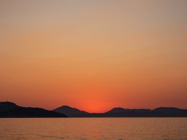 Gün batımında dağlarla deniz