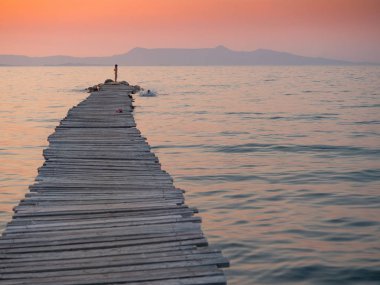 Yunanistan'da Lefkimmi plajlarında bir iskele
