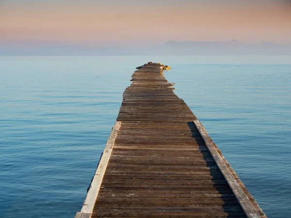 Yunanistan'da Lefkimmi plajlarında bir iskele