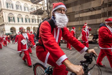 Noel tatili boyunca Cenova sokaklarında babamın geçit töreni.