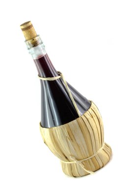 Beyaz arka planda İtalyan geleneğinin tipik bir fiyaskosu olan kırmızı şarap.