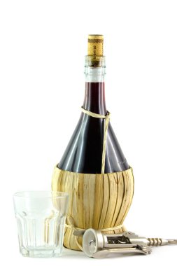 Beyaz arka planda İtalyan geleneğinin tipik bir fiyaskosu olan kırmızı şarap.