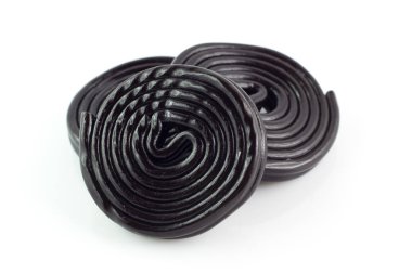 Beyaz arka planda yalıtılmış meyan kökü tekerlekleri 