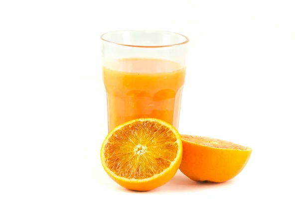 白色背景的孤立玻璃杯中的橙汁 — 图库照片