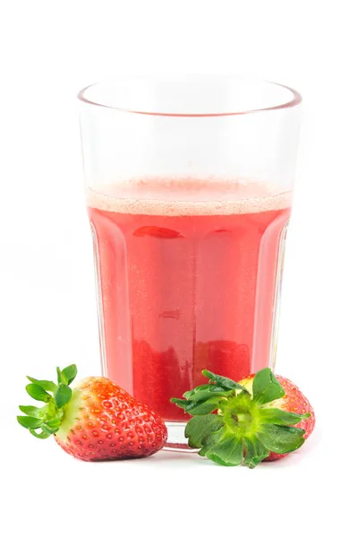 Glas Met Rood Sap Van Aardbeien Sap Geïsoleerd Witte Achtergrond — Stockfoto