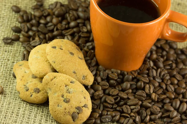 Kopje Koffie Koekjes Koffiebonen Een Jutedoek — Stockfoto