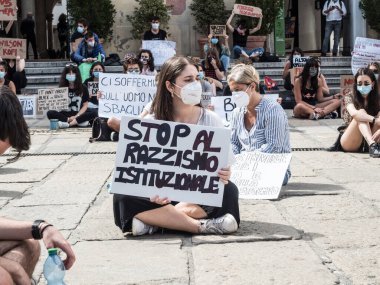 Cenova 6 Haziran 2020 'de George Floyd' un Minneapolis 'te bir polis memuru tarafından öldürülmesiyle ilgili ırkçılık karşıtı gösteri