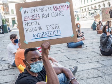 Cenova 6 Haziran 2020 'de George Floyd' un Minneapolis 'te bir polis memuru tarafından öldürülmesiyle ilgili ırkçılık karşıtı gösteri