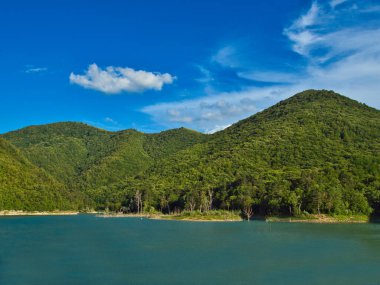 Cenova, Liguria 'da Val Noci' nin yapay gölünde bir baraj.   