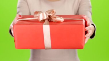 Büyük kırmızı karton ve fiyonk.