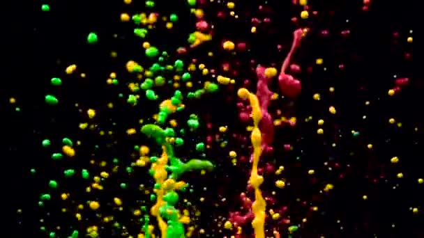 Χρωματισμένο Σιντριβάνι Πολύχρωμο Νερό Πίδακες Μαύρο — Αρχείο Βίντεο