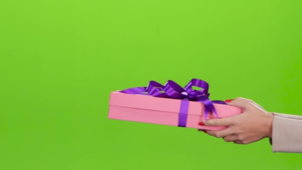 Cadeau Doos Meisje Geeft Een Man Roze Doos — Stockvideo