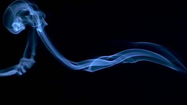 Fumée Soyeuse Flottant Lentement Dans Espace Contre — Video