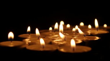 Karanlıkta yanan çay mumları.