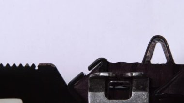 Kelime doğru bir daktiloda basılmıştır