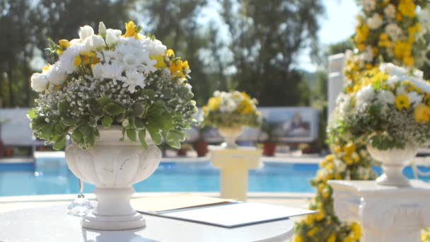 Κίτρινα Και Λευκά Λουλούδια Για Διακόσμηση Γάμου — Αρχείο Βίντεο