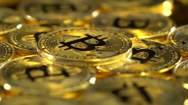 Bitcoin paraları masanın üzerinde döner.