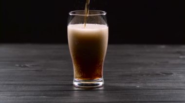 Kola, Glasson 'un kara fonuna dökülüyor.