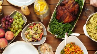 Grup masada şarap içme ve yemek yeme insan