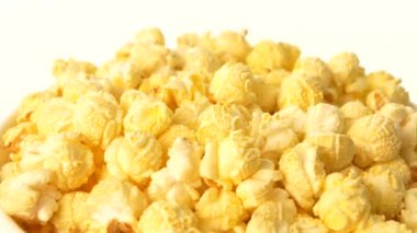 Beyaz kutuda patlamış mısır