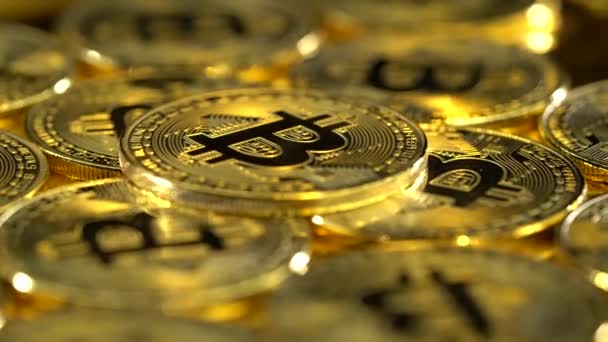 Bitcoin Monedas Giran Acostado Mesa — Vídeos de Stock