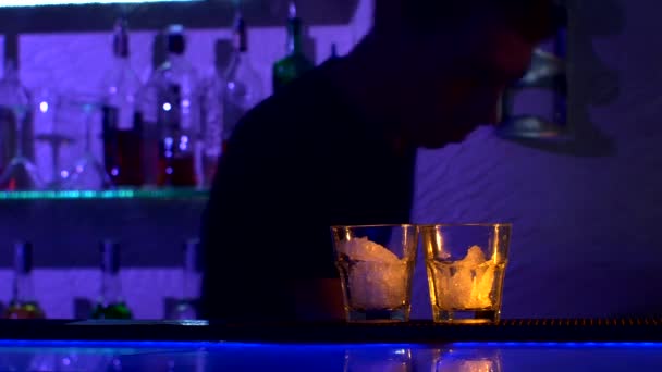 Barman Maakt Cocktail Bar Teller — Stockvideo