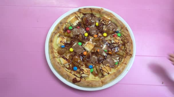 Close Movimento Pizza Com Chocolate Derretido — Vídeo de Stock