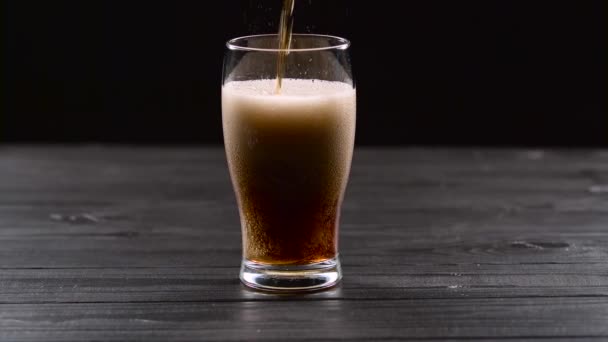 Cola Häller Glas Svart Bakgrund — Stockvideo