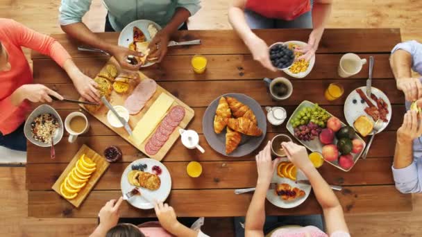 食品とのテーブルで食べている人のグループ — ストック動画