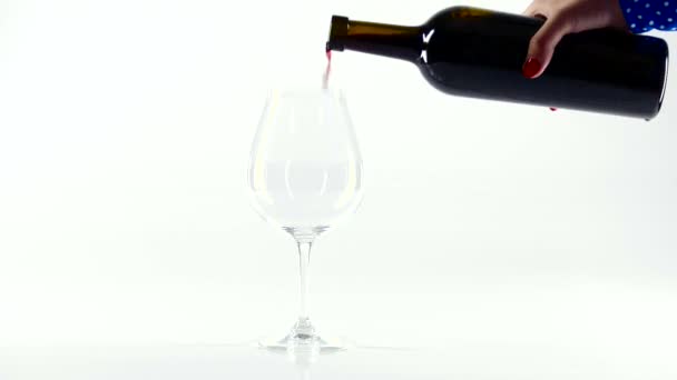 Persona Vierta Vino Tinto Vaso Blanco — Vídeos de Stock