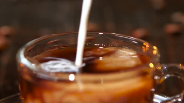 Strom Der Milch Die Schwarze Tasse Gegossen Wird — Stockvideo