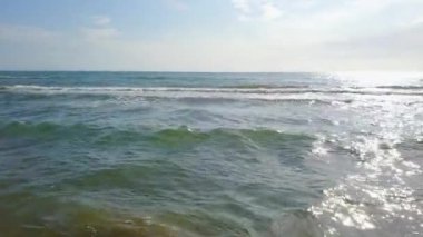 Dalgalanan deniz gün ışığında parıldıyor