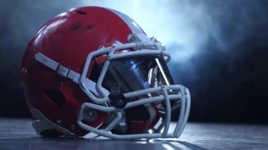 Kask Amerikan futbolcuları duman içinde