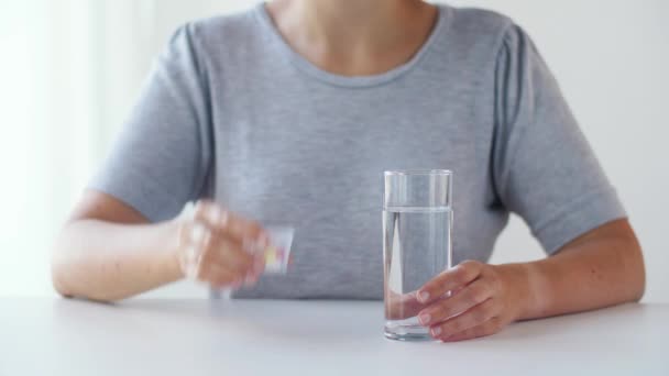 在吃药和喝水的女人 — 图库视频影像