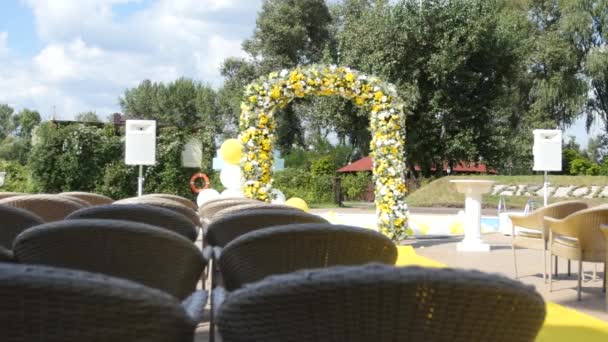 Arco Con Flores Frescas Amarillas Blancas — Vídeos de Stock