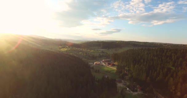 Slunečný Den Kopcovitém Zalesněném Údolí Letecký Pohled — Stock video