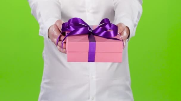 Uomo Che Tiene Fuori Una Scatola Con Regalo — Video Stock