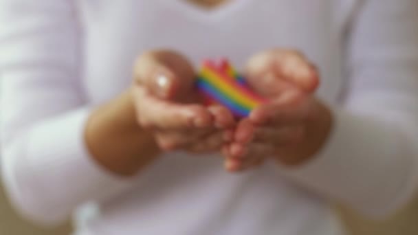 Mulher Segurando Gay Lgbt Orgulho Consciência Fita — Vídeo de Stock