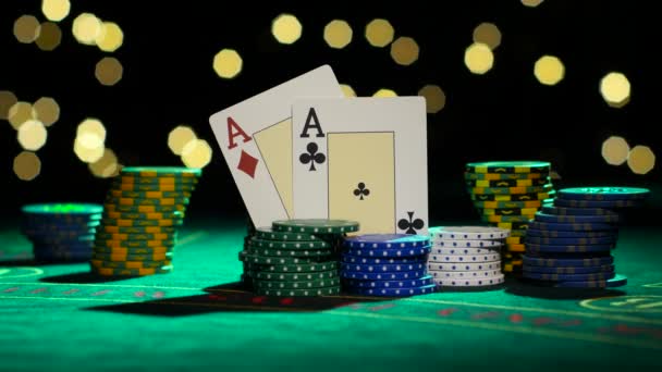 Kombination Aus Poker Paar Asse Weißer Ball — Stockvideo