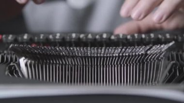 Bir retro daktilo mekanizması parmak izi