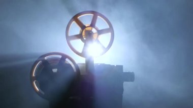 Vintage projektör açık ve çalışıyor