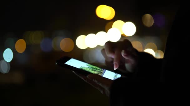 Menina Nas Mãos Segurar Smartphone Desfocado — Vídeo de Stock