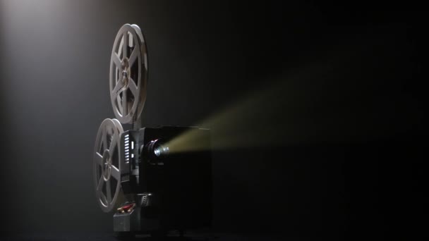 Projektor Oświetlony Światłami Nadawczymi — Wideo stockowe
