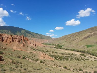 Assy platosunda kırmızı dağlar