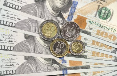 Dolar banknotlarının üstüne Kenya Şilin sikke