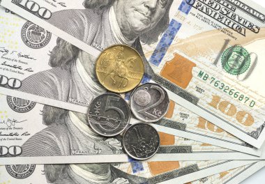 Dolar banknotlarının üstüne Çek Cumhuriyeti sikkesi