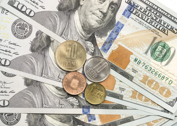Moeda de bani romena em cima de notas de dólar — Fotografia de Stock