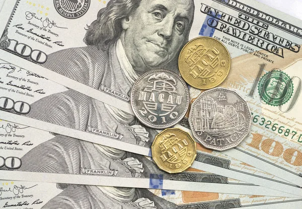 Pataca κέρμα στην κορυφή των χαρτονομισμάτων δολαρίων — Φωτογραφία Αρχείου
