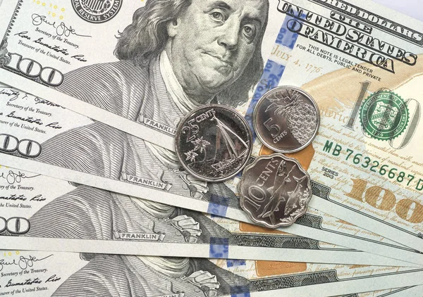 Moeda de dólar das Bahamas em cima de notas de dólar — Fotografia de Stock