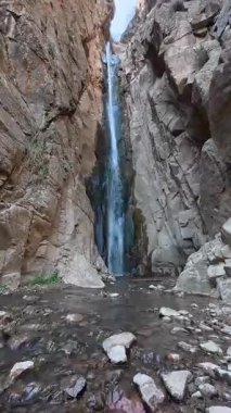 Kırgızistan 'daki uzun ve güzel Golubiny Şelalesi sarp kayalıklardan düşerek doğal çevre ve dağ manzarası arasında pitoresk bir su akıntısı oluşturur..